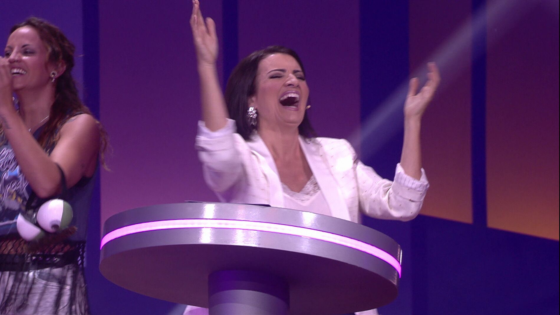 Santi ha sido el &uacute;ltimo clasificado en la prueba &lsquo;Atrapa la silla&rsquo;, el concursante ha peleado tanto por su puesto en la final que de la emoci&oacute;n y la fuerza se ha ca&iacute;do, algo que a Silvia Abril le ha provocado un ataque de risa. &iquest;Puede haber mejor final? 