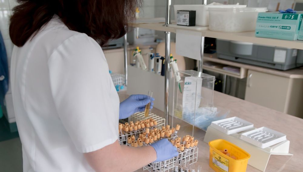 Científica en un laboratorio