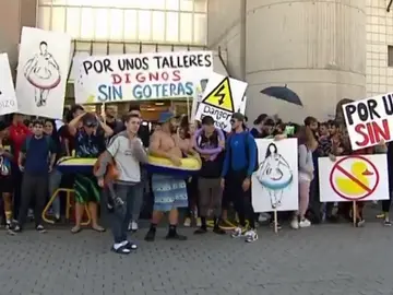 Alumnos de la Escuela de Arte y Diseño van a clase en manguitos Alumnos de la Escuela de Arte y Diseño van a clase en manguitos