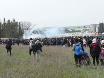 La Policía griega utiliza gas lacrimógeno para dispersar a los inmigrantes que se aglomeran en la frontera 