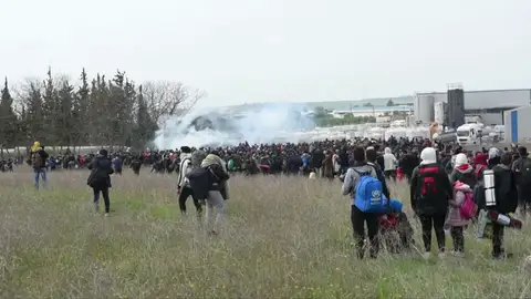 La Policía griega utiliza gas lacrimógeno para dispersar a los inmigrantes que se aglomeran en la frontera La Policía griega utiliza gas lacrimógeno para dispersar a los inmigrantes que se aglomeran en la frontera