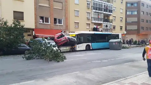 Los coches arrollados por el autobús en Málaga EL CONDUCTOR SUFRIÓ UN INFARTO EN PLENO TRAYECTO