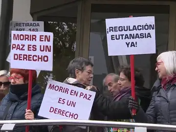 Un centenar de personas se manifiestan en Madrid a favor de la eutanasia en una foto de archivo Un centenar de personas se manifiestan en Madrid a favor de la eutanasia en una foto de archivo