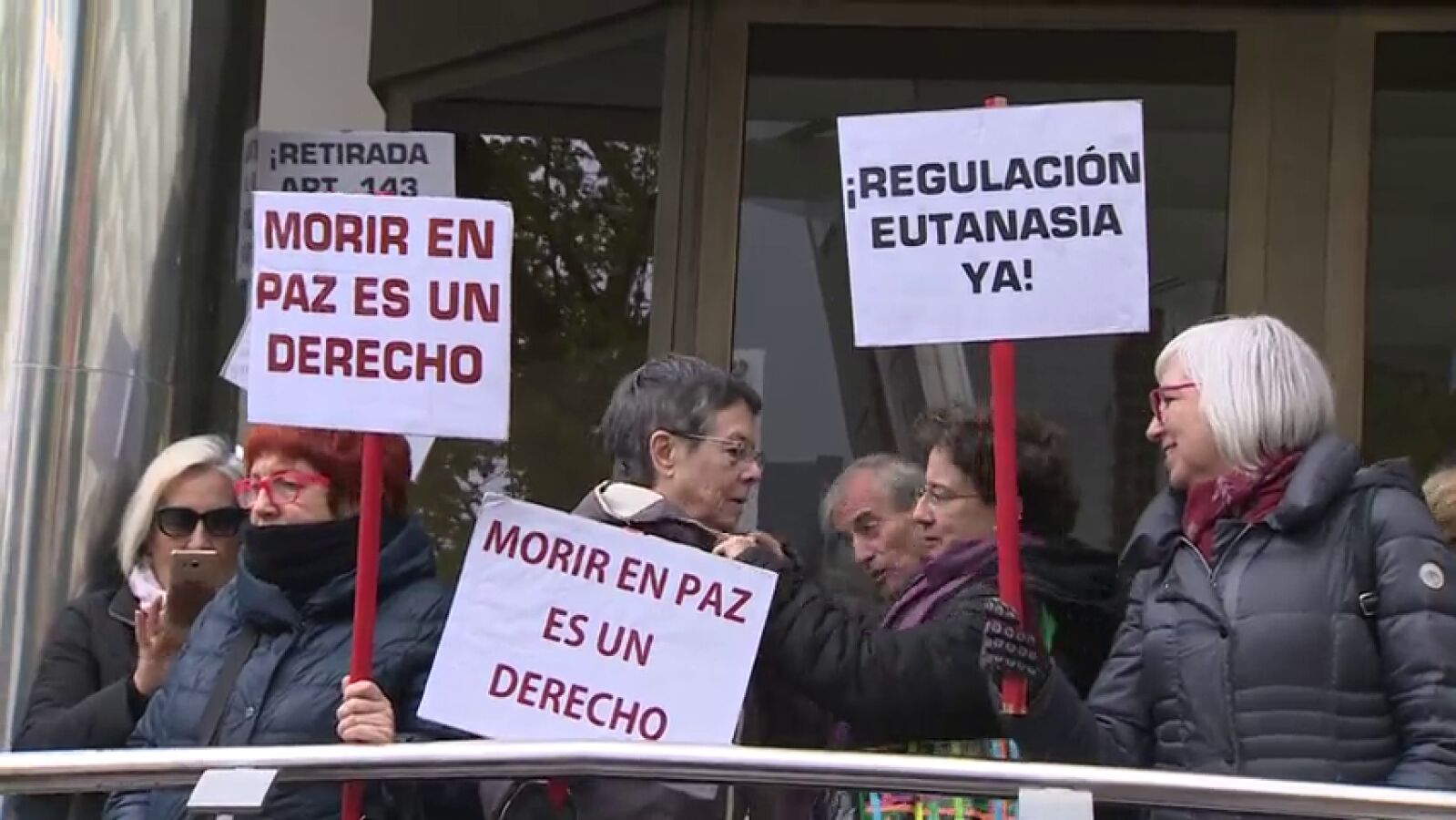 Un centenar de personas se manifiestan en Madrid en apoyo a Ángel Hernández, el hombre que ayudó a morir a su mujer