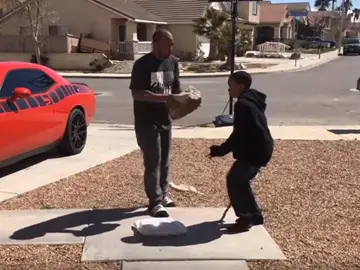 Obliga a su hijo a destrozar su PS4 Obliga a su hijo a destrozar su PS4