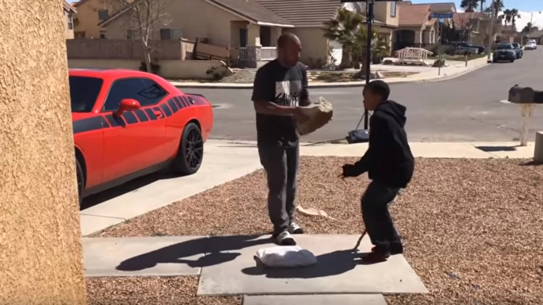 Obliga a su hijo a destrozar su PS4 Obliga a su hijo a destrozar su PS4