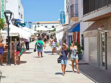 Turistas paseando por Sant Francesc, en Formentera. Turistas paseando por Sant Francesc, en Formentera.