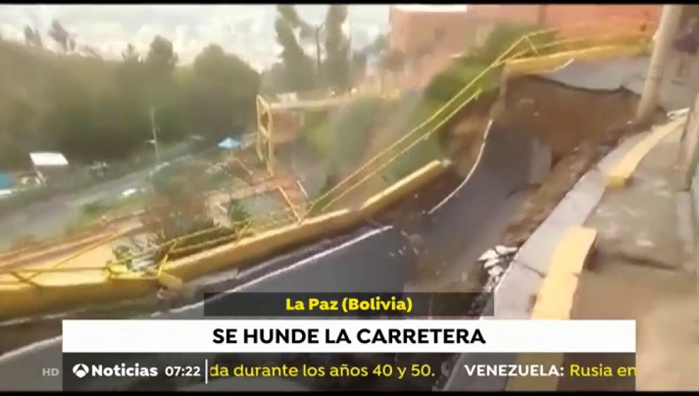Se desprende una carretera en Bolivia a causa de las fuertes lluvias