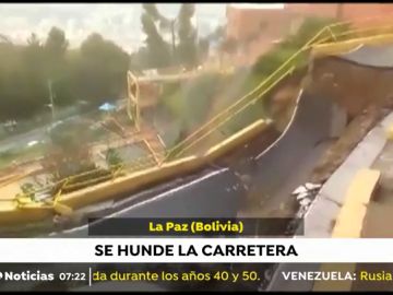 Se desprende una carretera en Bolivia a causa de las fuertes lluvias