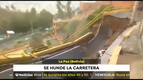 Se desprende una carretera en Bolivia a causa de las fuertes lluvias Se desprende una carretera en Bolivia a causa de las fuertes lluvias