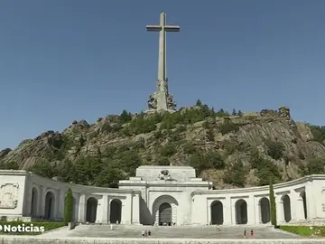 Exhumar a Franco obligaría a desenterrar a 20 monjes Exhumar a Franco obligaría a desenterrar a 20 monjes