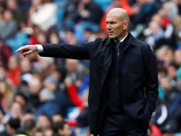 Zinedine Zidane da instrucciones a sus jugadores desde la banda