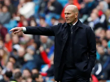 Zinedine Zidane da instrucciones a sus jugadores desde la banda Zinedine Zidane da instrucciones a sus jugadores desde la banda