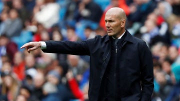 Zinedine Zidane da instrucciones a sus jugadores desde la banda