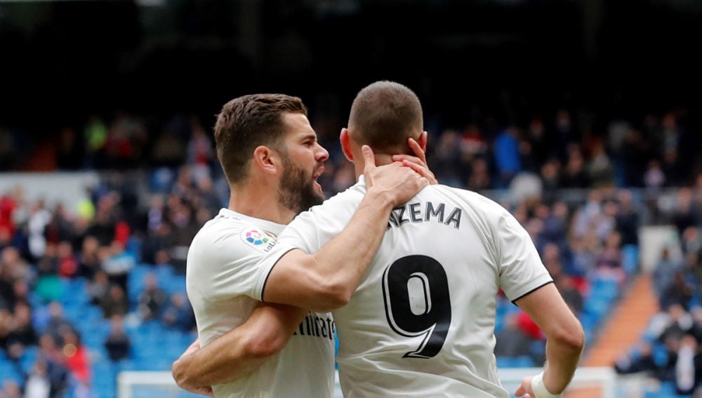 Benzema celebra un gol con Nacho
