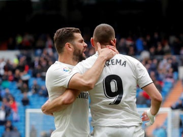 Benzema celebra un gol con Nacho