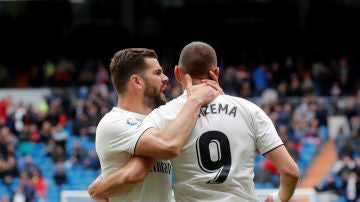 Benzema celebra un gol con Nacho