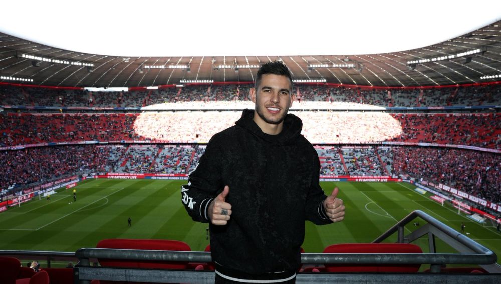 Lucas Hernández posa sonriente en el Allianz Arena