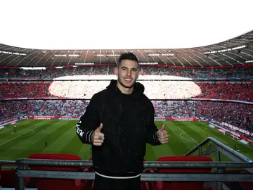 Lucas Hernández posa sonriente en el Allianz Arena Lucas Hernández posa sonriente en el Allianz Arena