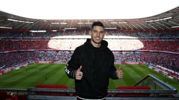 Lucas Hernández posa sonriente en el Allianz Arena
