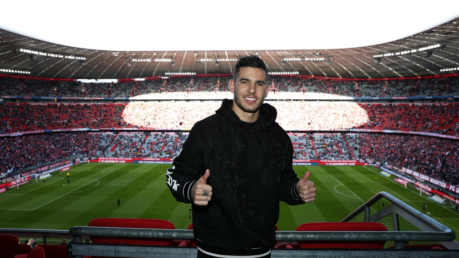 Lucas Hernández posa sonriente en el Allianz Arena Lucas Hernández posa sonriente en el Allianz Arena