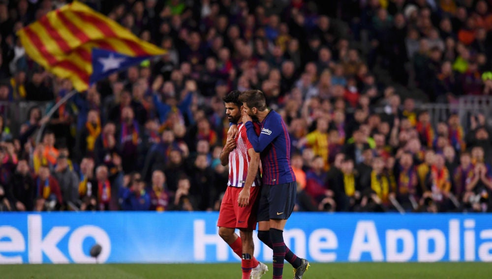 Piqué acompaña a Diego Costa