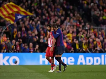 Piqué acompaña a Diego Costa Piqué acompaña a Diego Costa