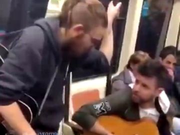 Pablo López actúa por sorpresa en el Metro de Madrid junto a su 'talent' de 'La Voz' Pablo López actúa por sorpresa en el Metro de Madrid junto a su 'talent' de 'La Voz'