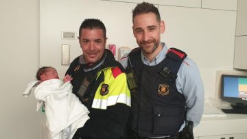 Los Mossos d'Esquadra con el bebé al que ayudaron a nacer