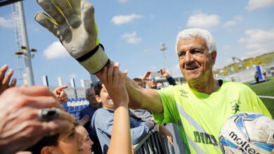 Un portero israelí de 73 años, nuevo récord Guinness al futbolista más viejo del mundo