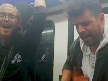 Pablo López sorprende en el Metro de Madrid con una improvisada actuación junto a Andrés Martín