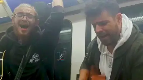 Pablo López sorprende en el Metro de Madrid con una improvisada actuación junto a Andrés Martín Pablo López sorprende en el Metro de Madrid con una improvisada actuación junto a Andrés Martín