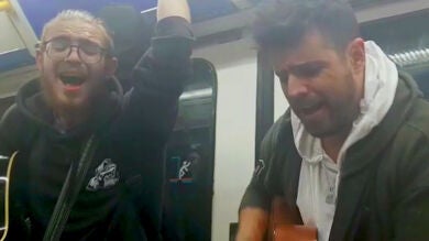 Pablo López sorprende en el Metro de Madrid con una improvisada actuación junto a Andrés Martín