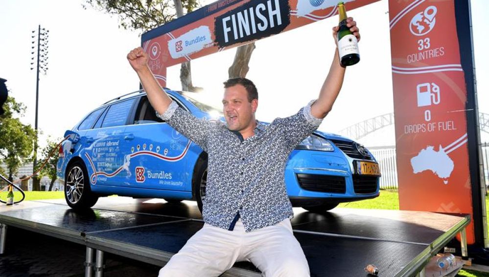 Wiebbe Wakker celebrando su llegada a Sídney, Australia