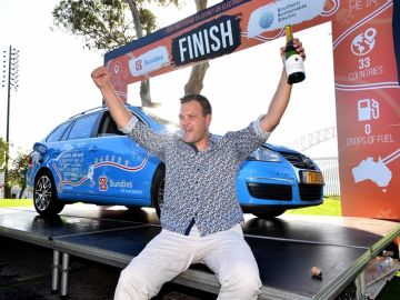 Wiebbe Wakker celebrando su llegada a Sídney, Australia