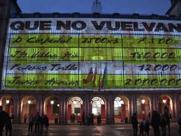 Unidas Podemos se atribuye la proyección de imágenes de los 'papeles de Bárcenas' en la Plaza Mayor de Madrid