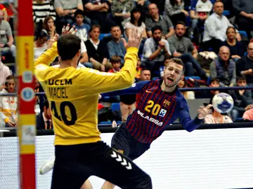Aleix Gómez marca ante Maciel Aleix Gómez marca ante Maciel