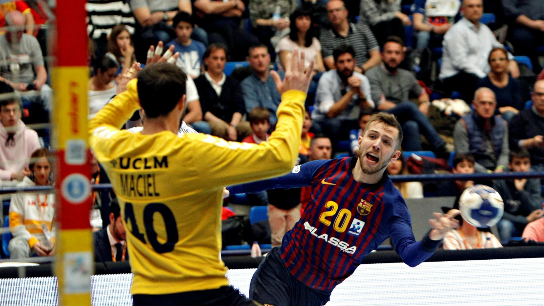 Aleix Gómez marca ante Maciel Aleix Gómez marca ante Maciel