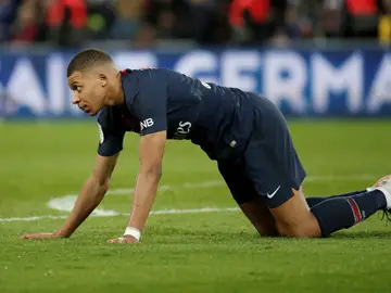 Mbappé, arrodillado Mbappé, arrodillado