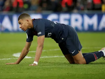 Mbappé, arrodillado Mbappé, arrodillado