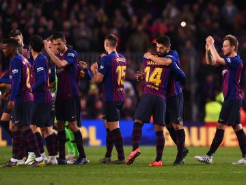 Los futbolistas del Barcelona celebran la victoria