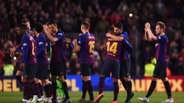 Los futbolistas del Barcelona celebran la victoria