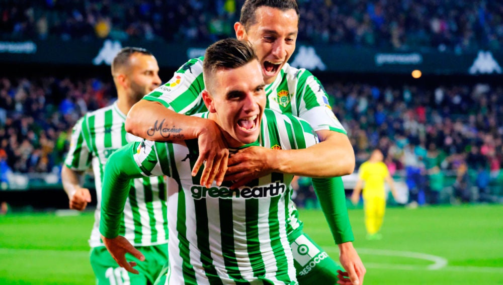 Giovani Lo Celso y Andrés Guardado celebrando un gol del Betis