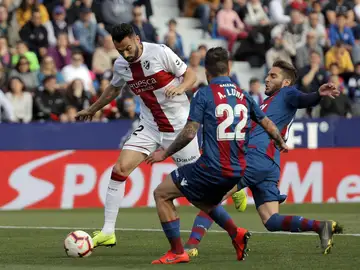 Enric Gallego intenta disparar a puerta ante el Levante Enric Gallego intenta disparar a puerta ante el Levante