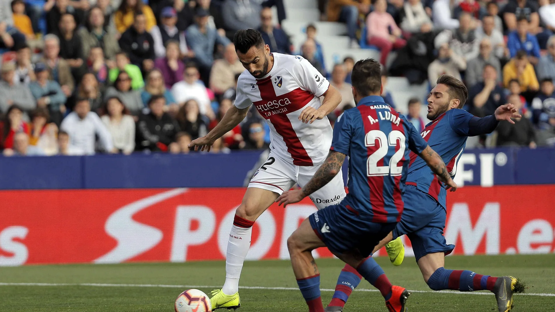 Enric Gallego intenta disparar a puerta ante el Levante Enric Gallego intenta disparar a puerta ante el Levante