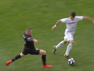 Brutal entrada de Rooney sobre su rival Brutal entrada de Rooney sobre su rival