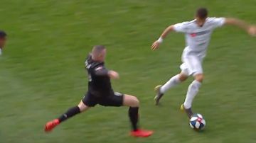 Brutal entrada de Rooney sobre su rival