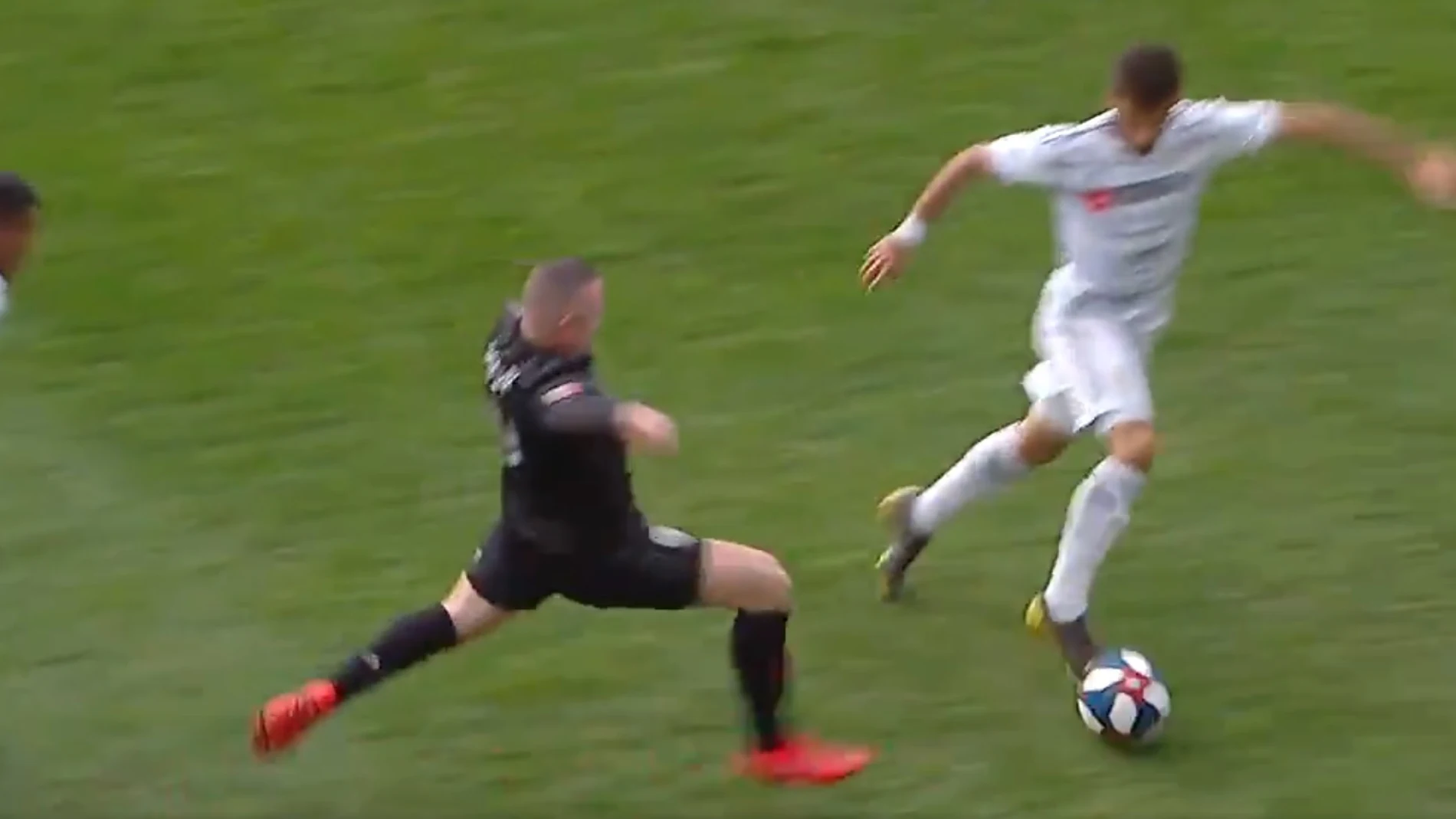 Brutal entrada de Rooney sobre su rival Brutal entrada de Rooney sobre su rival