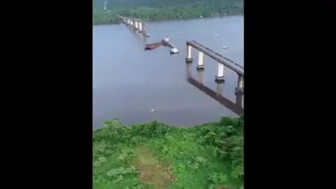 Se viene abajo parte de un puente de Brasil tras la colisión de una embarcación Se viene abajo parte de un puente de Brasil tras la colisión de una embarcación