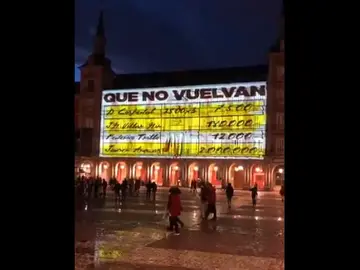 Imagen del cartel en la Plaza Mayor Imagen del cartel en la Plaza Mayor